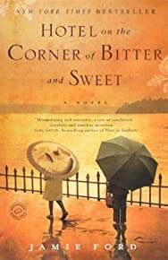 فندق On The Corner Of Bitter And Sweet (إصدار Turtleback School & Library Binding Edition) (دائرة القارئ (Prebound))